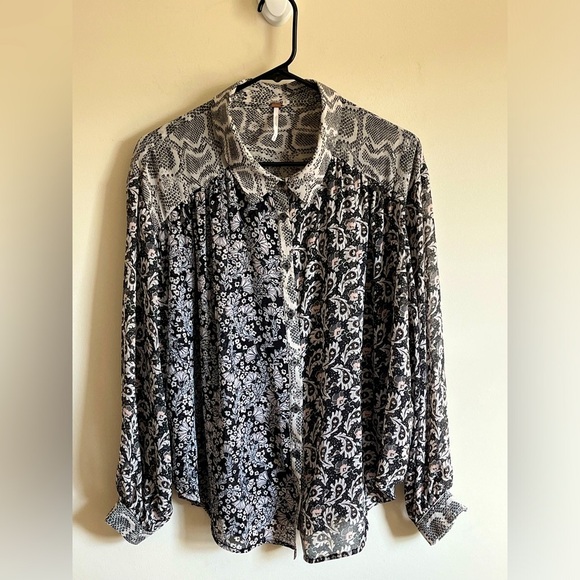 Free People Dani Boho Relaxed Fit Button Up Shirt Black/Cream Paisley size Med - Picture 1 of 14